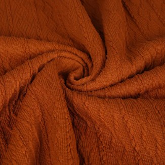 Hogyan befolyásolják a ruházati anyagok festési és befejezési folyamatai az anyag teljesítményét és a viselési élményt?